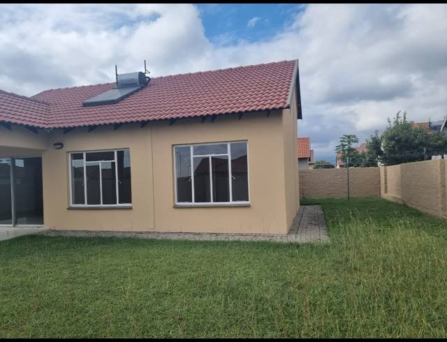 3 BEDROOM TOWNHOUSE FOR SALE IN WATERKLOOF HILL ESTATE